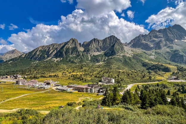 Passo_tonale_AdobeStock_1201953446