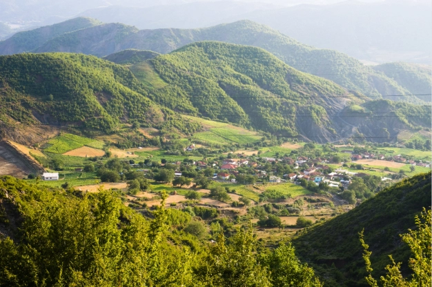 Albanien_panorama_enroute_fr_Tirana_to_Elbasan_shutterstock_113812375